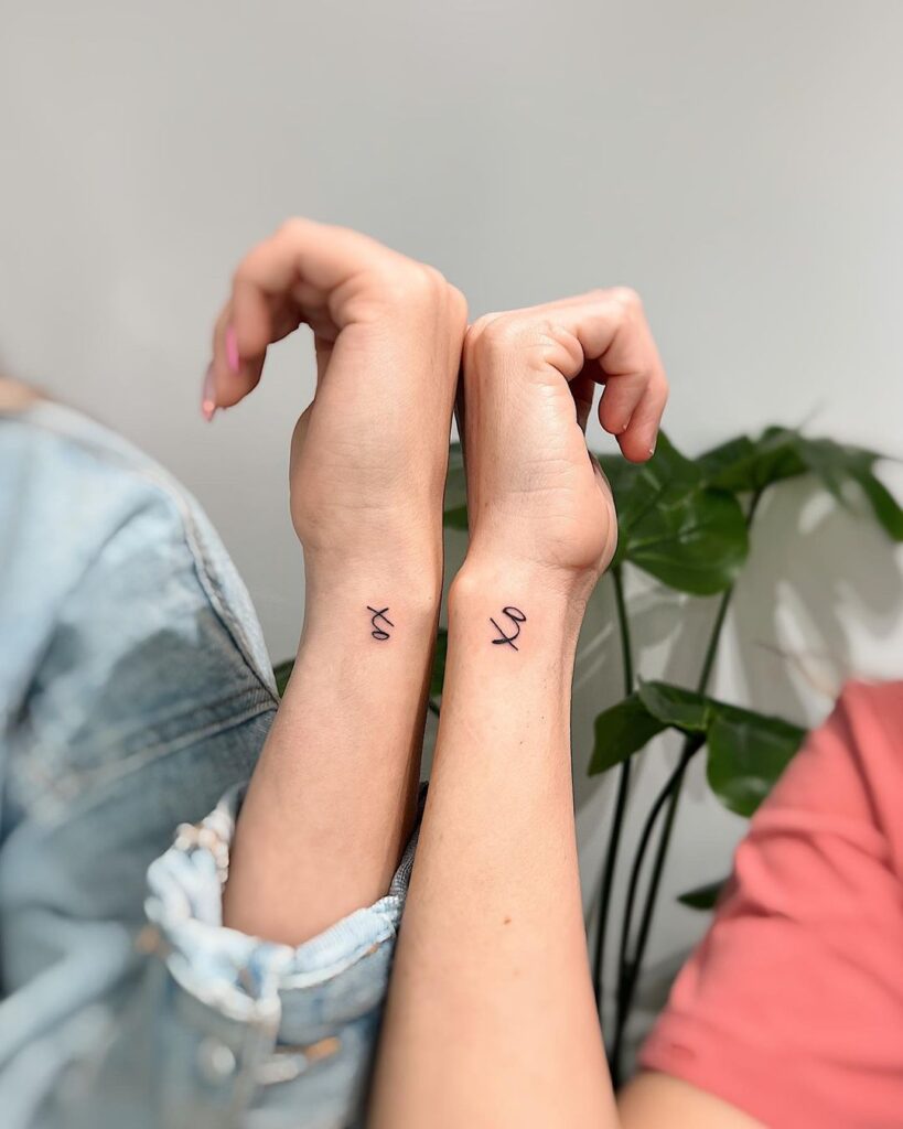 21 idées de tatouage XOXO pour inspirer un nouveau bijou sur votre peau