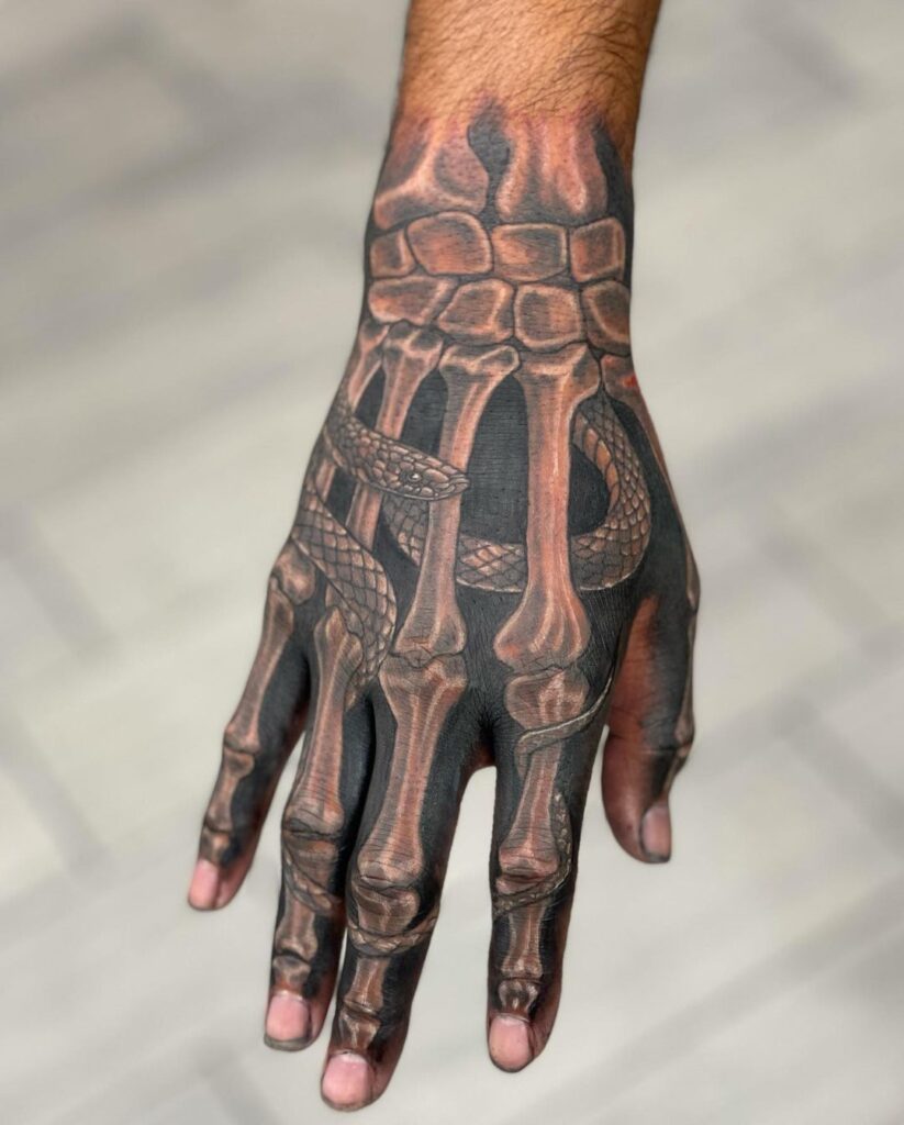 23 idées de tatouages de mains de squelettes pour se rapprocher de l'au-delà