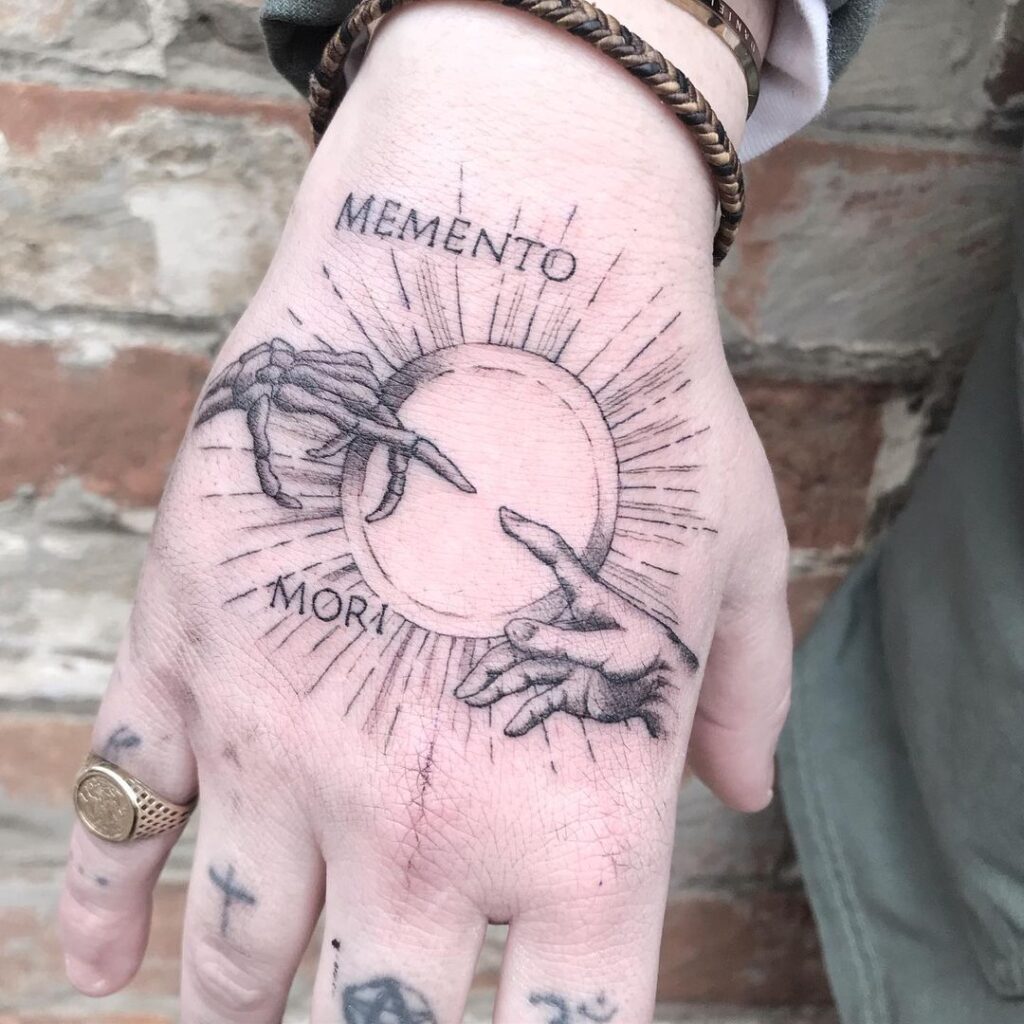 23 Ideias de tatuagem de mão de esqueleto para se conectar com a vida após a morte