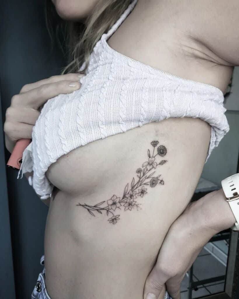 23 idee di tatuaggio sotto il seno per le donne più coraggiose