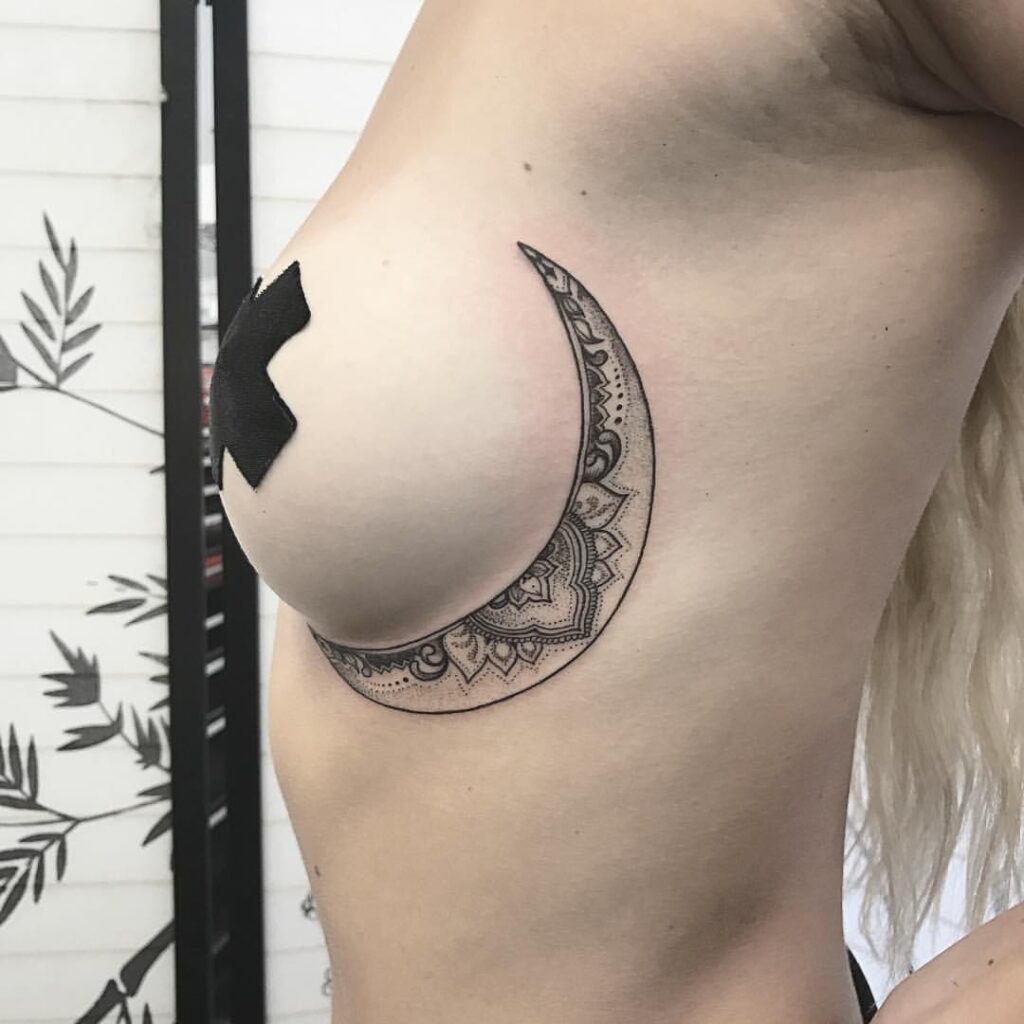 23 ideias de tatuagens debaixo do peito para as mulheres mais corajosas