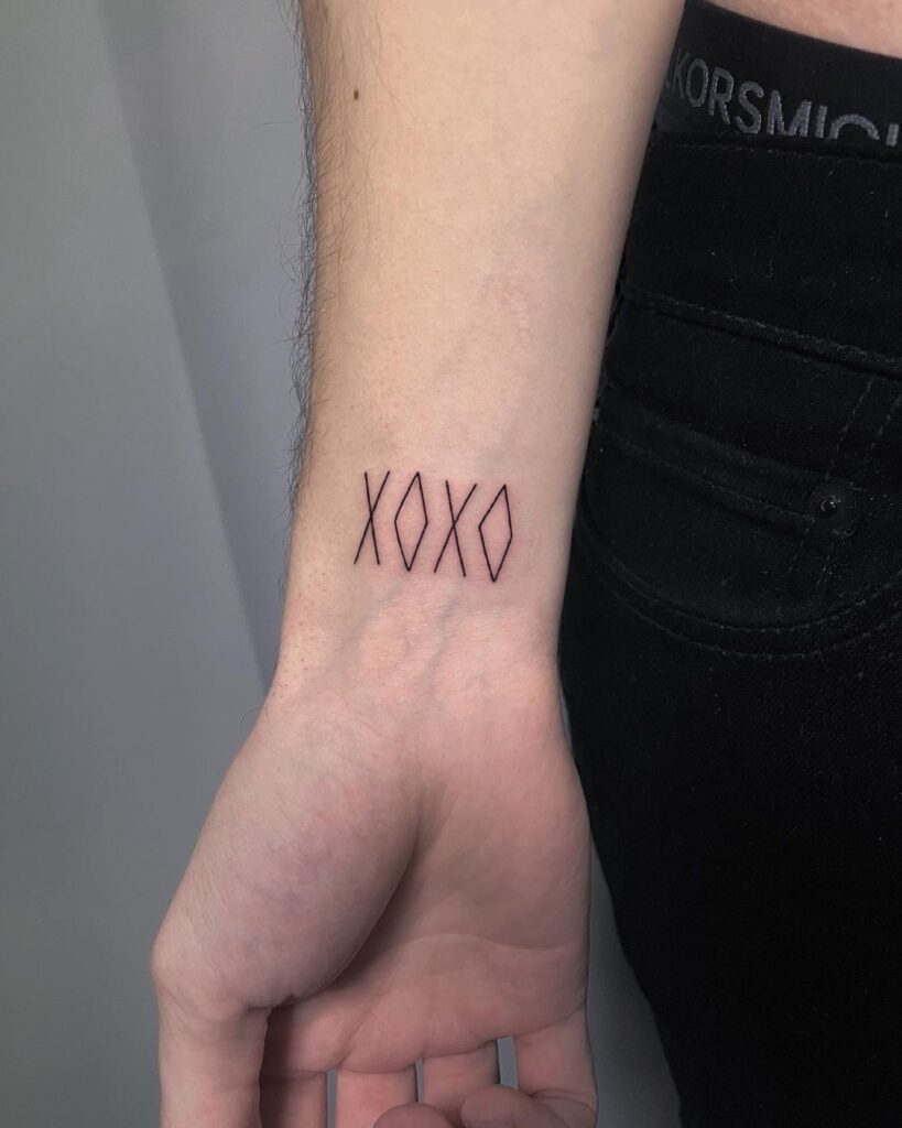 21 ideas de tatuajes XOXO para inspirar una nueva joya en tu piel