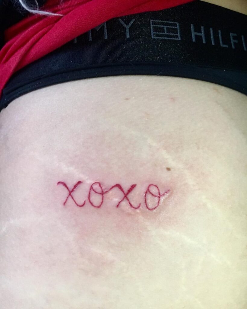 21 ideias de tatuagens XOXO para inspirar uma nova joia na sua pele