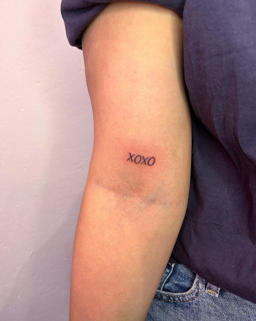 21 ideias de tatuagens XOXO para inspirar uma nova joia na sua pele