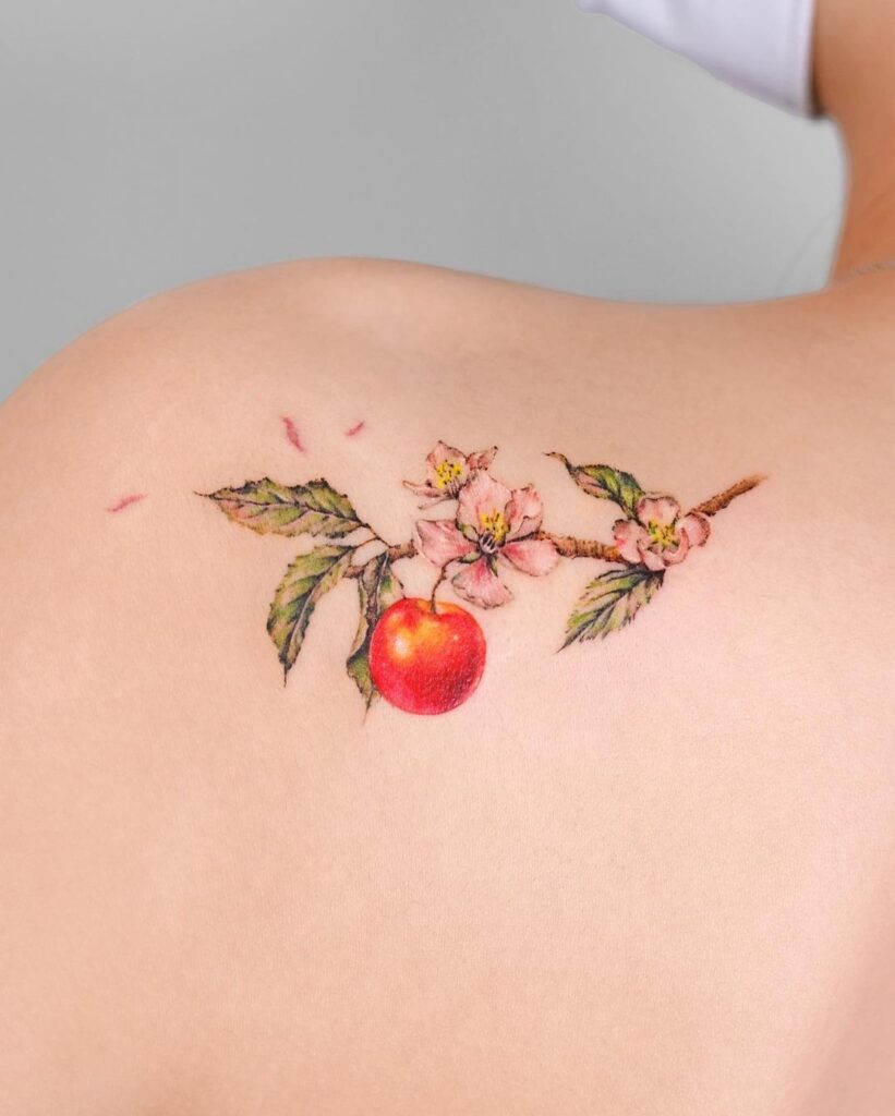 22 Tatuajes de manzanos seriamente atractivos para tu próxima tinta