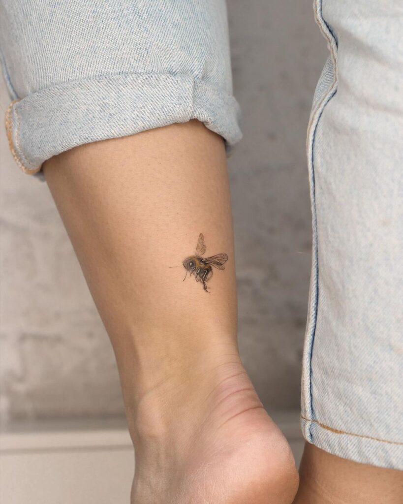 21 tatuajes de abejas para los pequeños amantes de los tatuajes