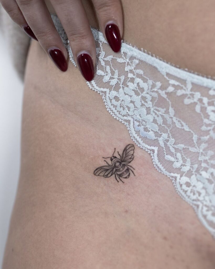 21 Bienen-Tattoos für alle kleinen Tattoo-Liebhaber