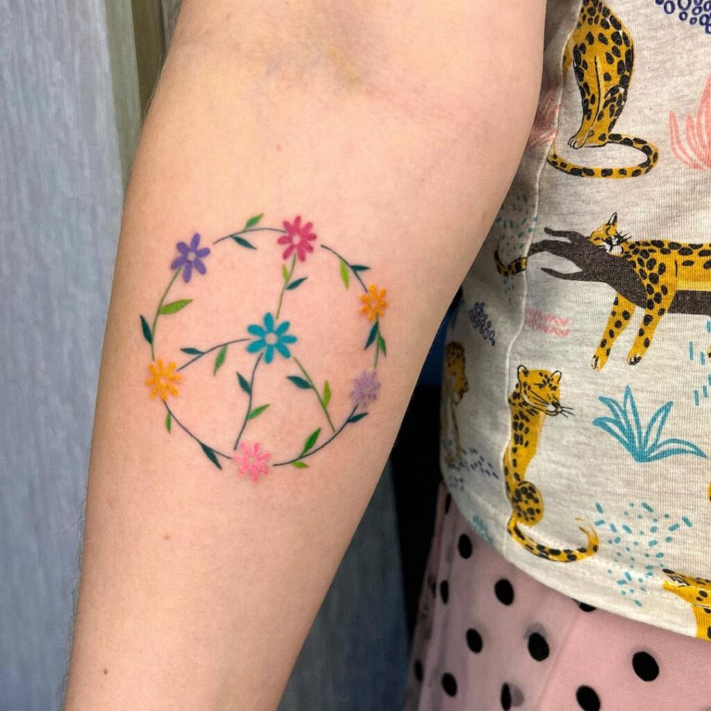 20 tatuajes con el signo de la paz para pacifistas