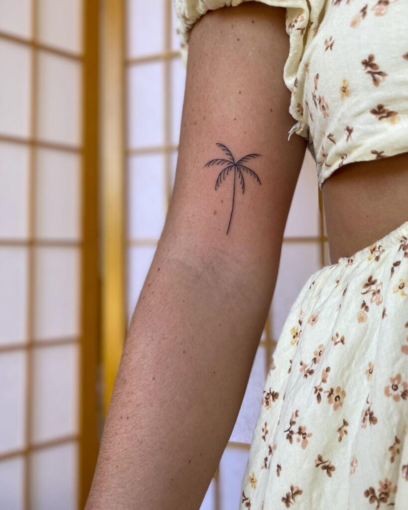 21 idées de tatouage de palmier pour une ambiance estivale durable