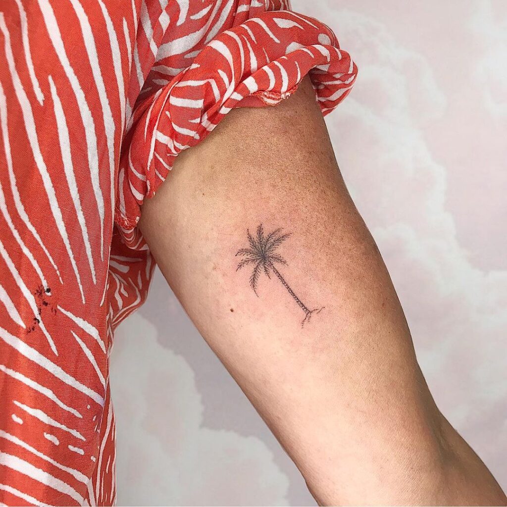 21 idées de tatouage de palmier pour une ambiance estivale durable