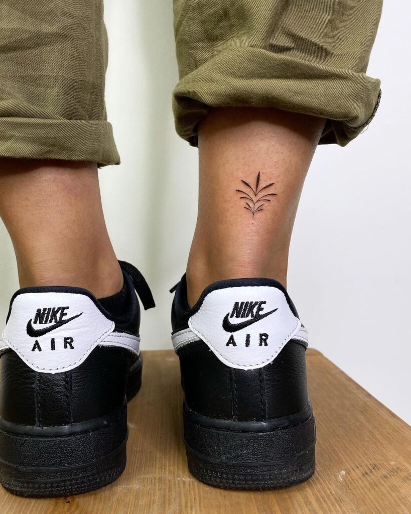 24 piccoli tatuaggi sulla caviglia che fanno la più grande dichiarazione