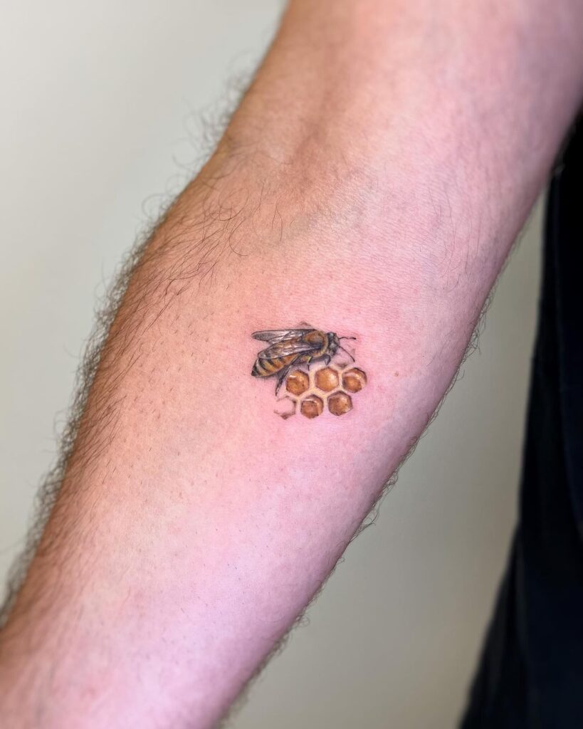21 tatuajes de abejas para los pequeños amantes de los tatuajes