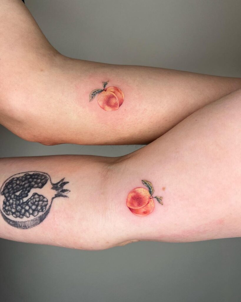 24 tatuaggi di pesche che vi faranno sentire positivamente pesche