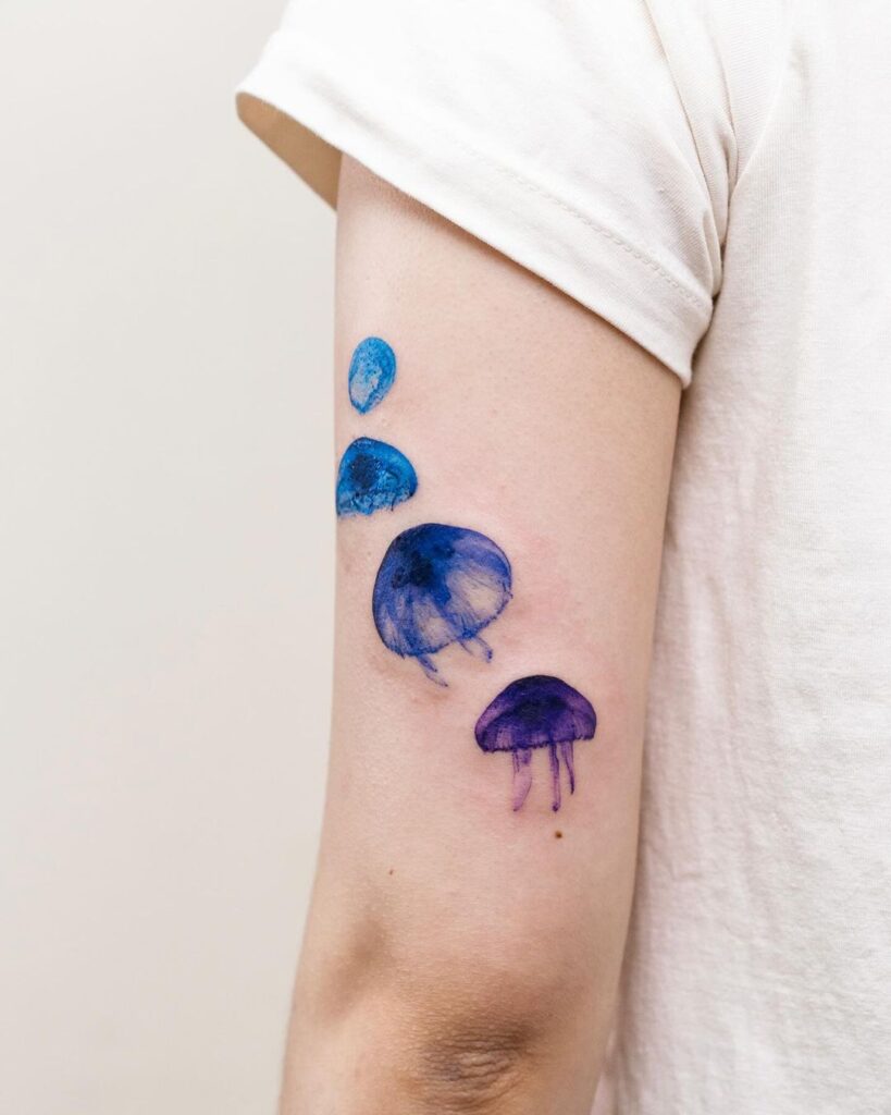 24 Quallen-Tattoo-Ideen, die dich vor Freude zucken lassen werden