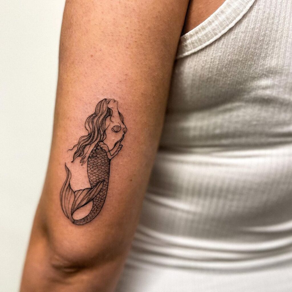 24 Meerjungfrauen-Tattoos, die Sie in die Welt der Tinte eintauchen lassen