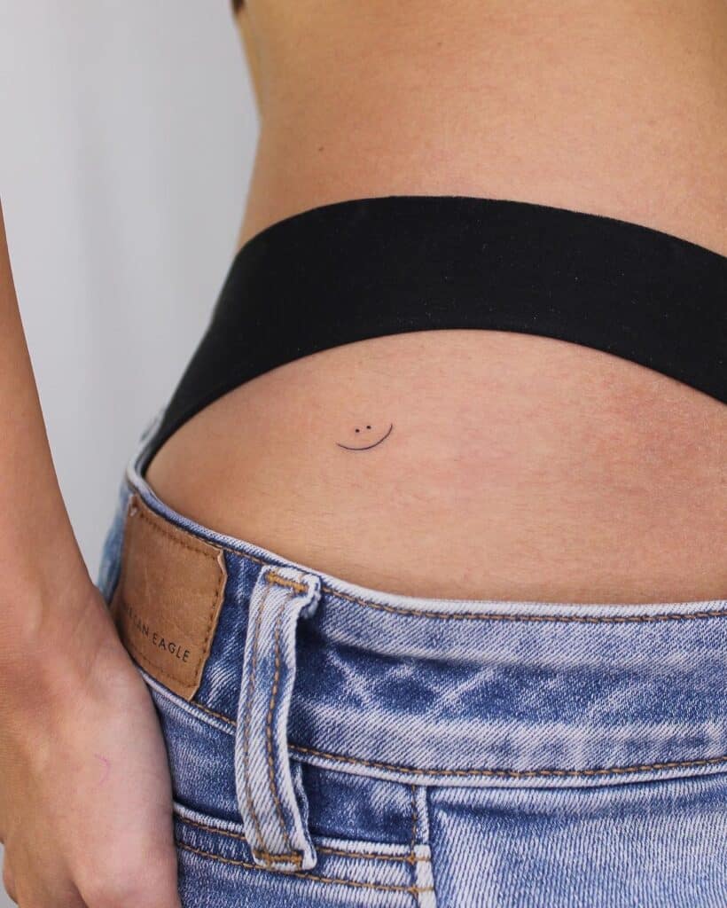 20 semplici tatuaggi con facce sorridenti che vi faranno sorridere