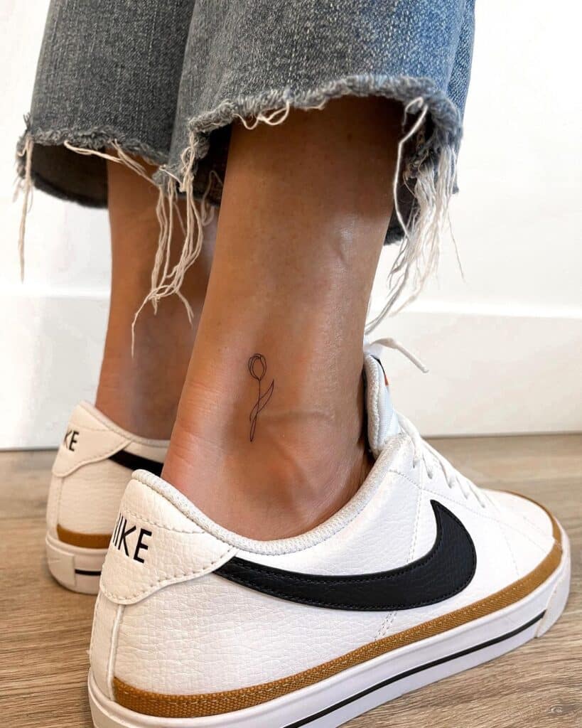 24 pequenas tatuagens no tornozelo que fazem a maior declaração
