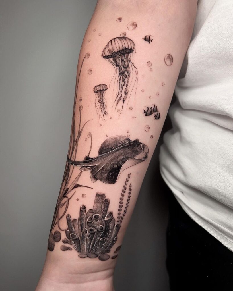 24 idee di tatuaggio con meduse che vi faranno contorcere dalla gioia