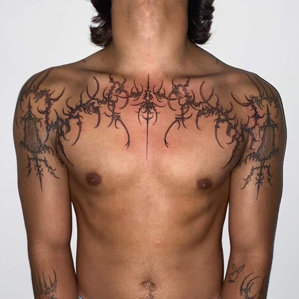 20 idées de tatouages masculins sur la poitrine qui feront tourner les têtes