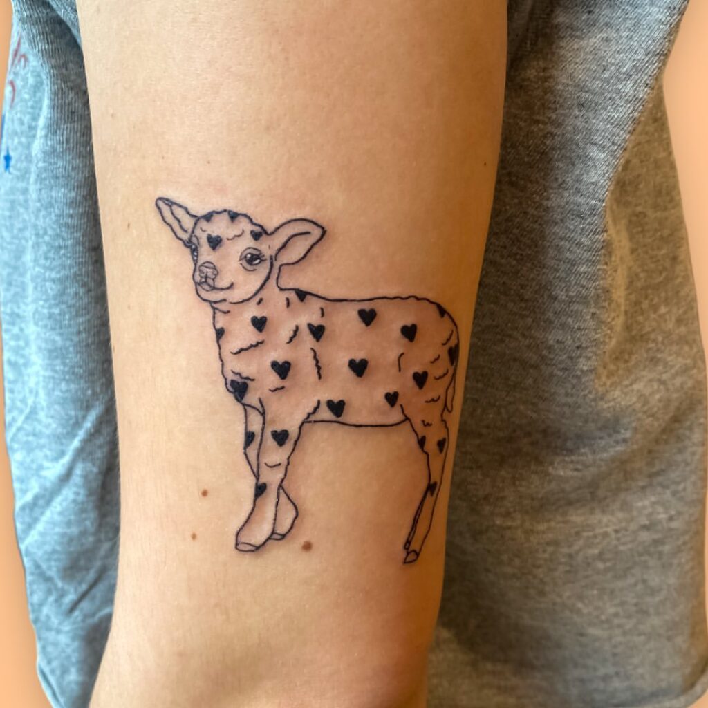 22 idee per tatuaggi di agnelli che simboleggiano innocenza e purezza