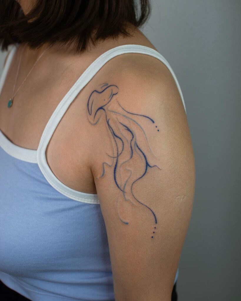 24 idées de tatouages de méduses qui vous feront frémir de joie