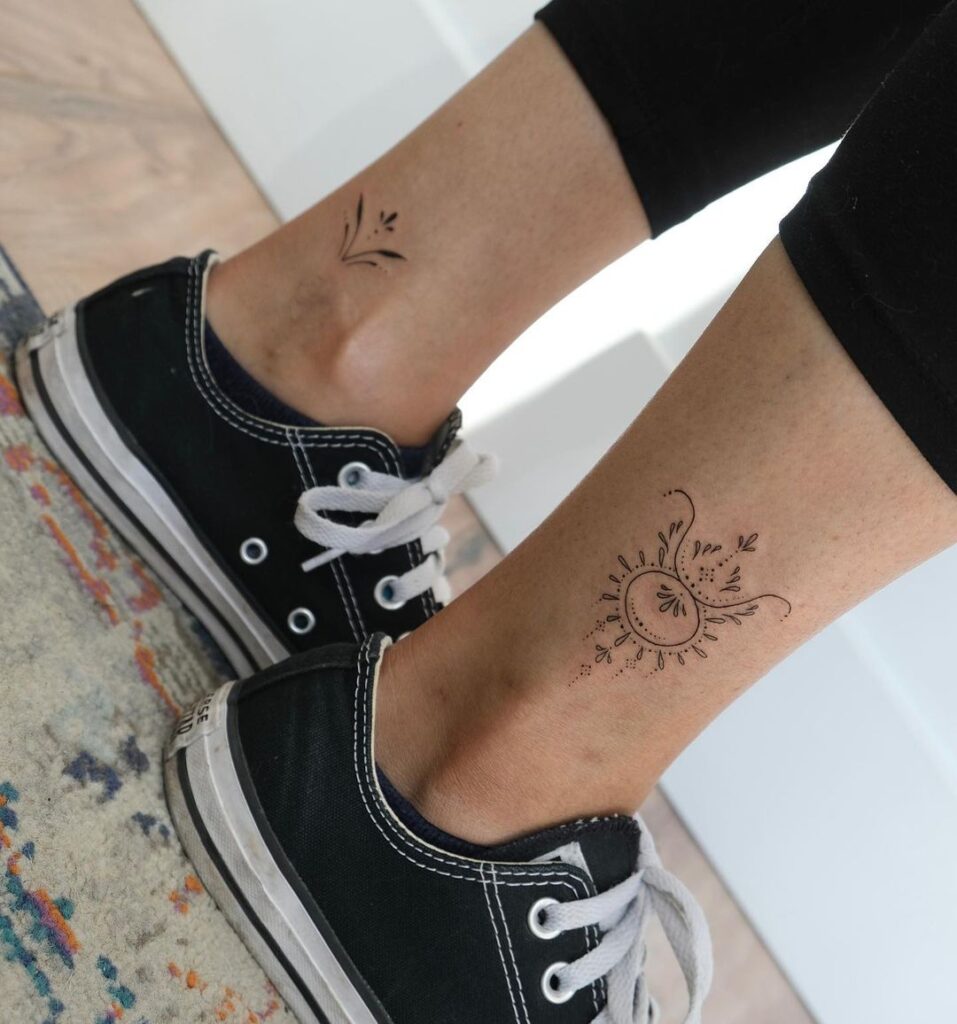 24 pequenas tatuagens no tornozelo que fazem a maior declaração