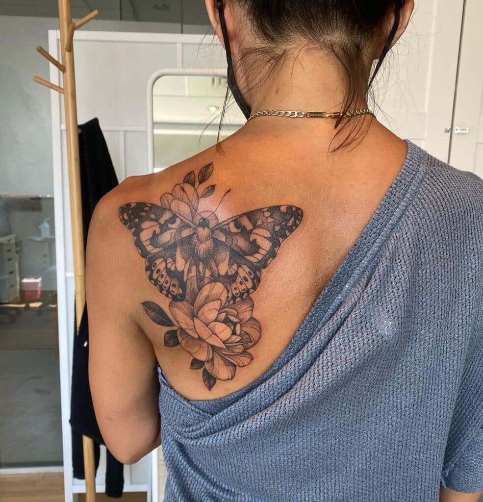 21 ideas de tatuajes de mariposas perfectos para tu hombro