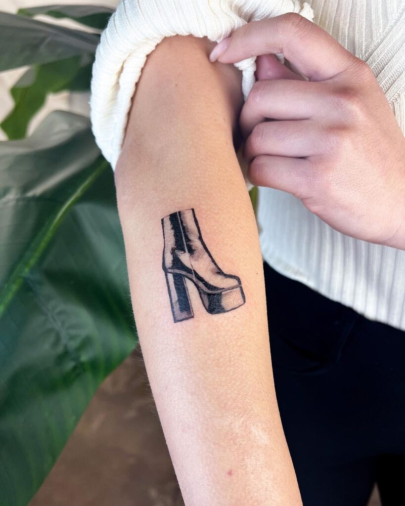 27 tatuaggi di scarpe per gli appassionati di scarpe