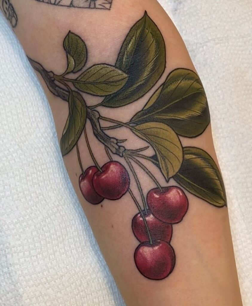 20 ideas de tatuajes de cerezas para una expresión fructífera
