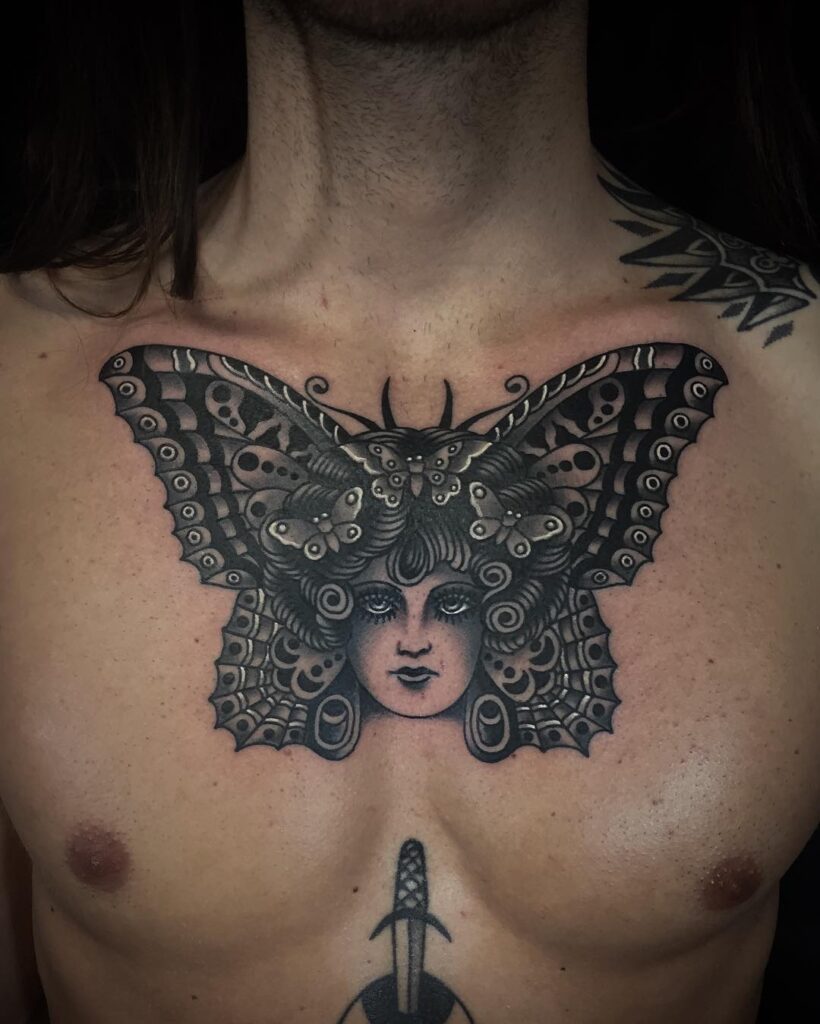20 idee di tatuaggio di farfalle che si distinguono sul petto