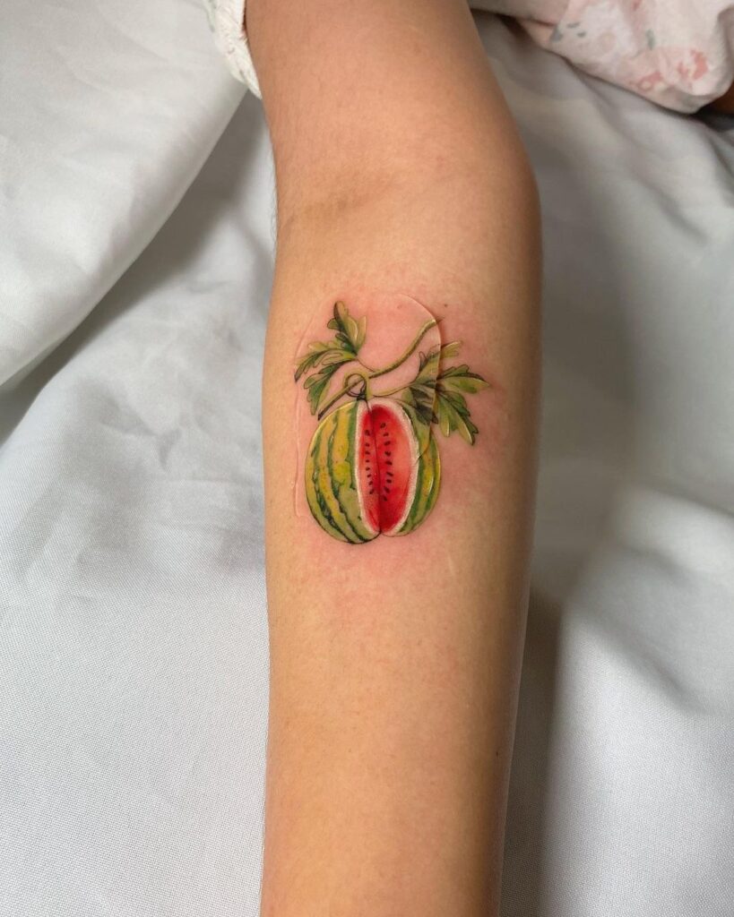 21 idee di tatuaggio con l'anguria per una sensazione estiva sulla pelle