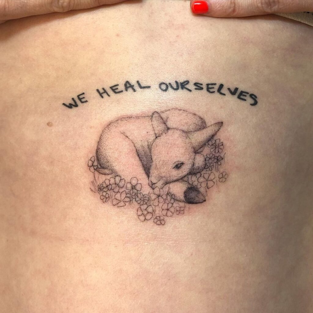 22 ideas de tatuajes de corderos que simbolizan inocencia y pureza
