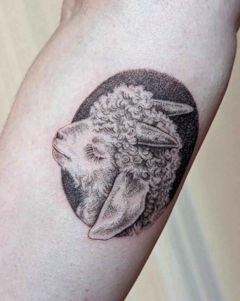 22 ideas de tatuajes de corderos que simbolizan inocencia y pureza