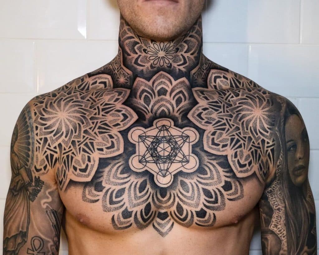 20 idee di tatuaggio sul petto per gli uomini che faranno girare la testa