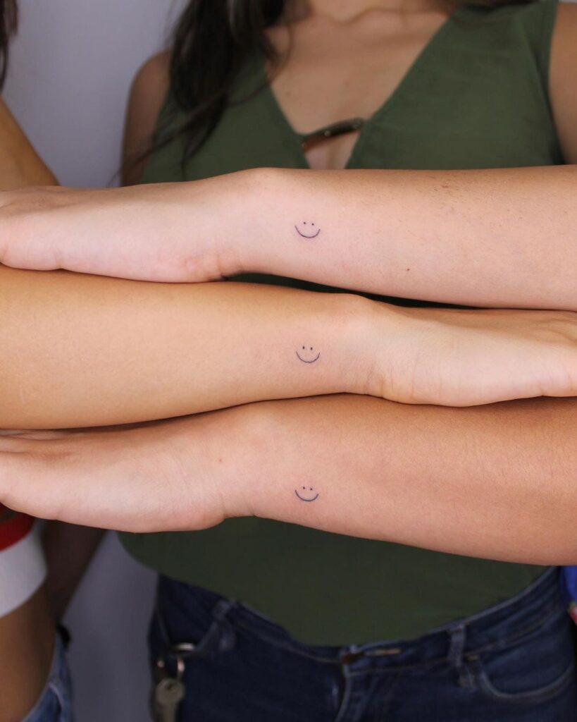 20 sencillos tatuajes de caras sonrientes que te harán sonreír