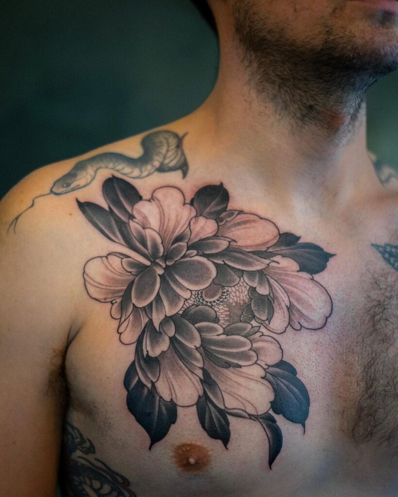 20 ideias de tatuagens no peito para homens que vão dar nas vistas
