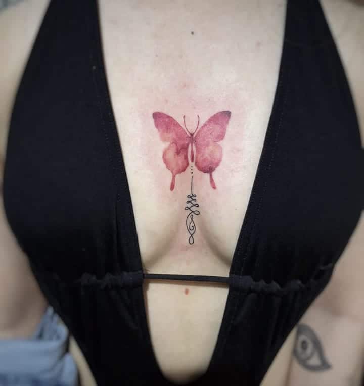 20 idee di tatuaggio di farfalle che si distinguono sul petto