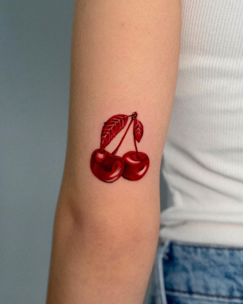20 ideias de tatuagens de cerejas para uma expressão frutuosa