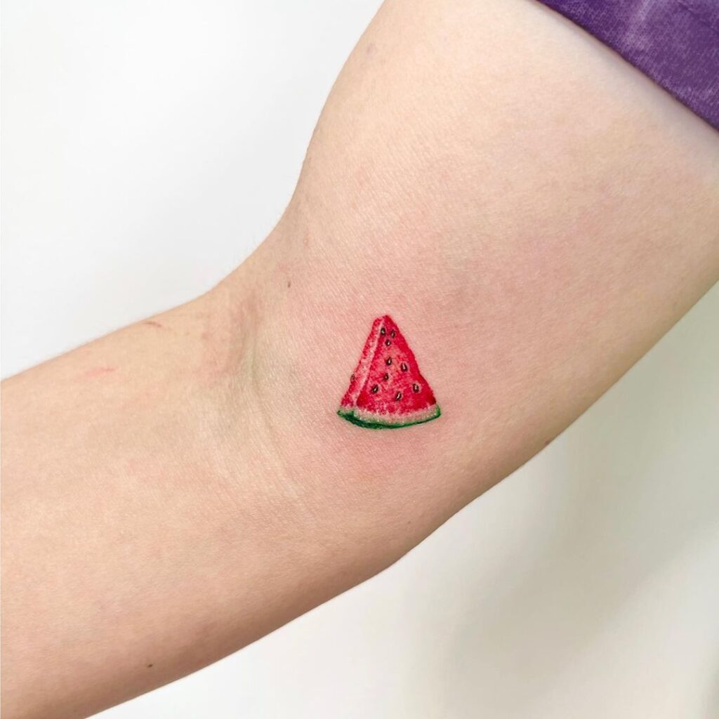 21 Wassermelonen-Tattoo-Ideen für ein sommerliches Gefühl auf der Haut