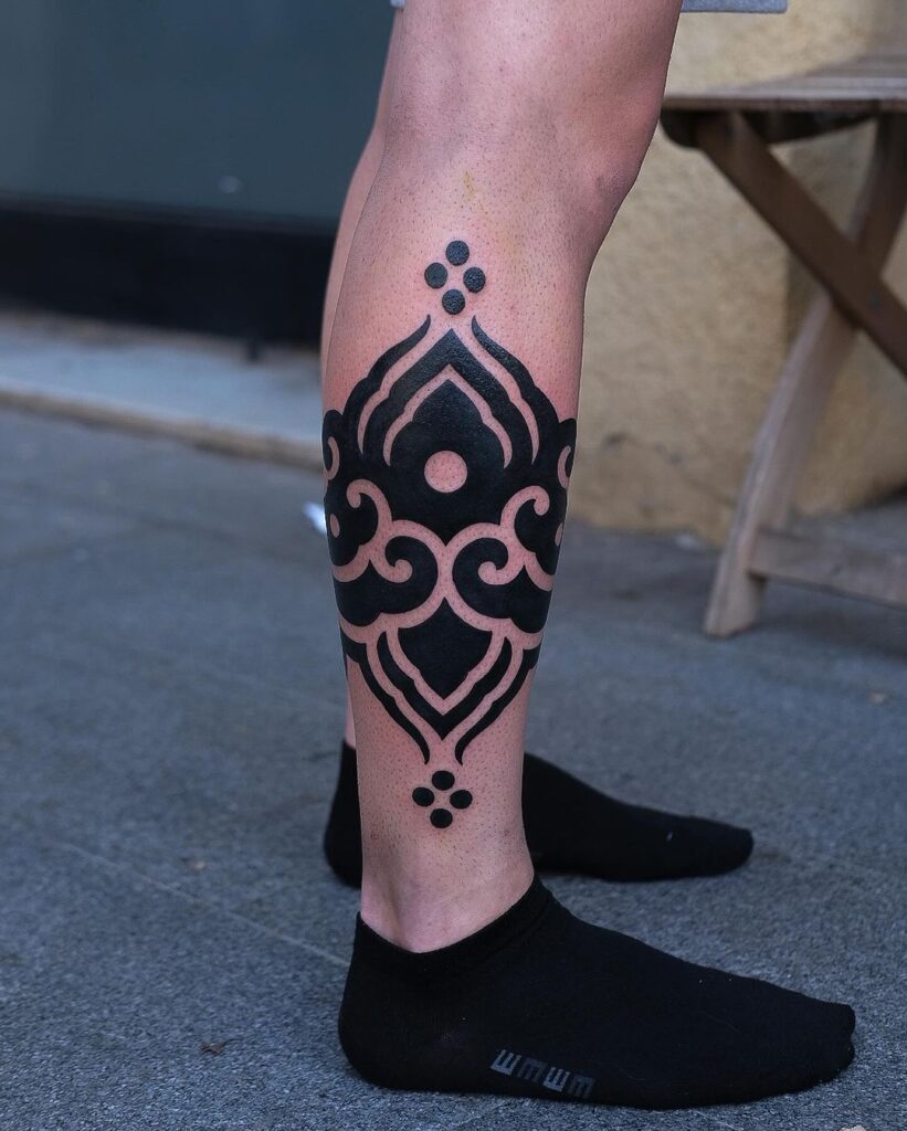 20 Blackwork-Tattoo-Ideen für einen visuell auffälligen Effekt