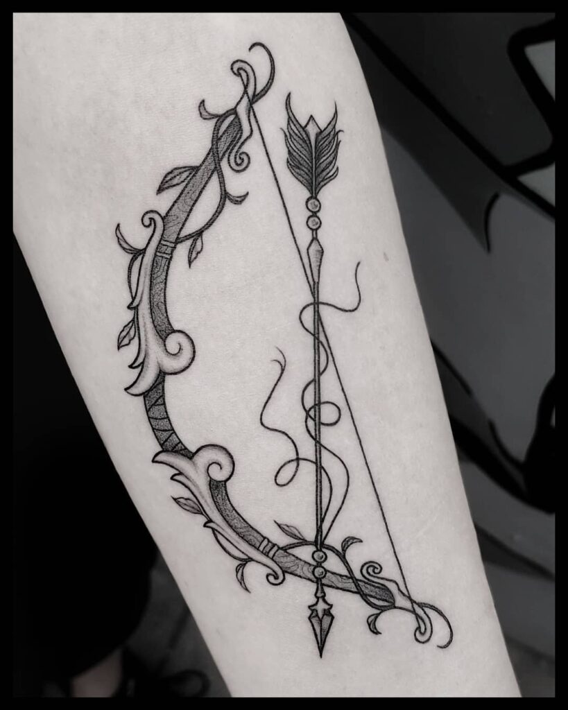 24 idées de tatouage avec un arc et une flèche pour faire disparaître les tensions et les conflits