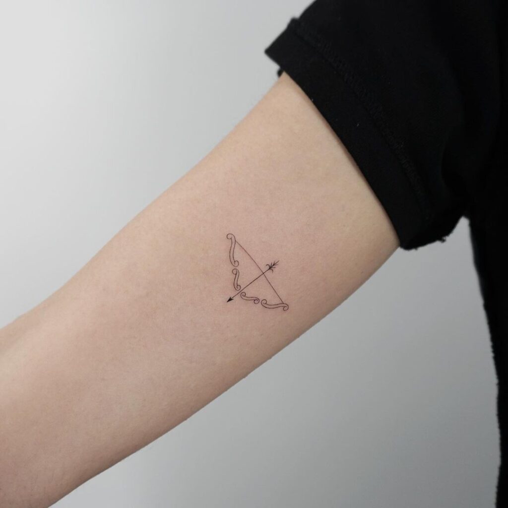 24 ideas de tatuajes de arco y flecha para liberar tensiones y conflictos