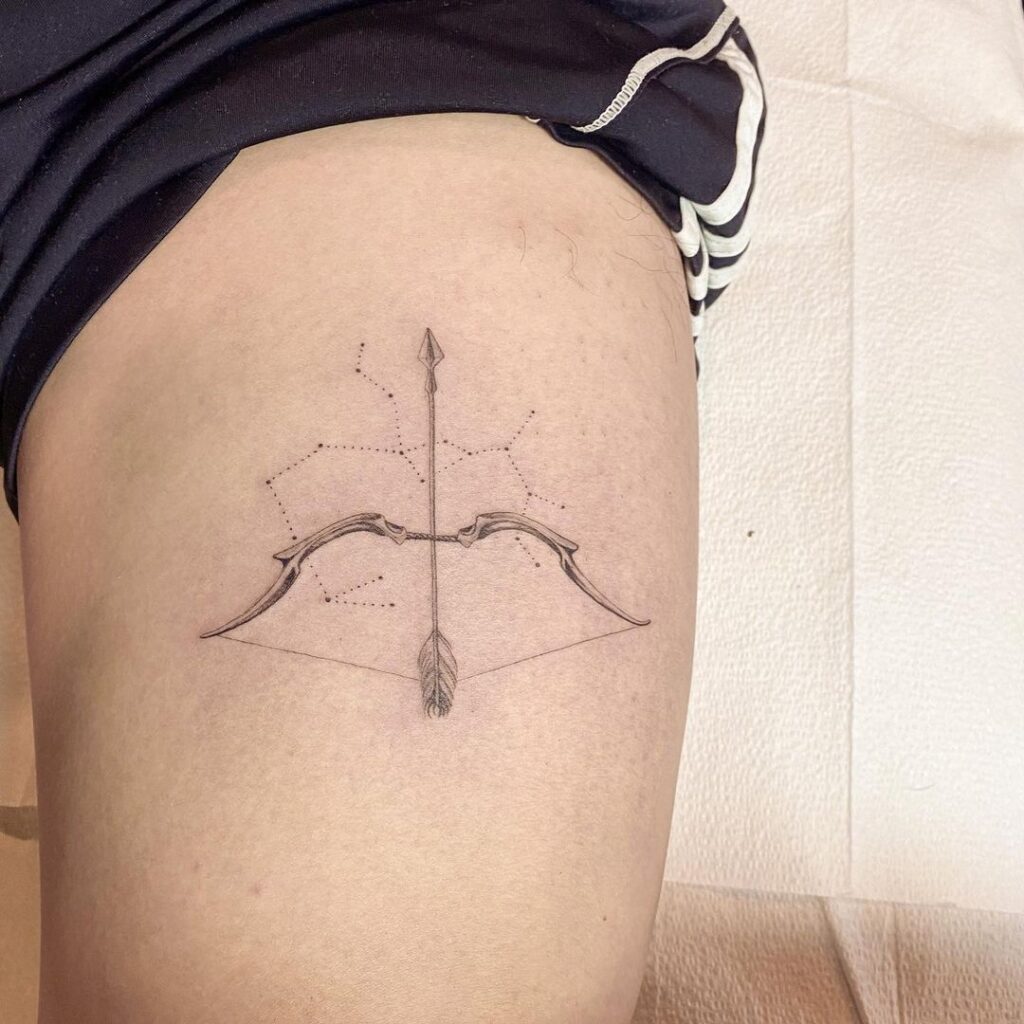 24 Ideias de tatuagens com arco e flecha para deixar de lado a tensão e o conflito