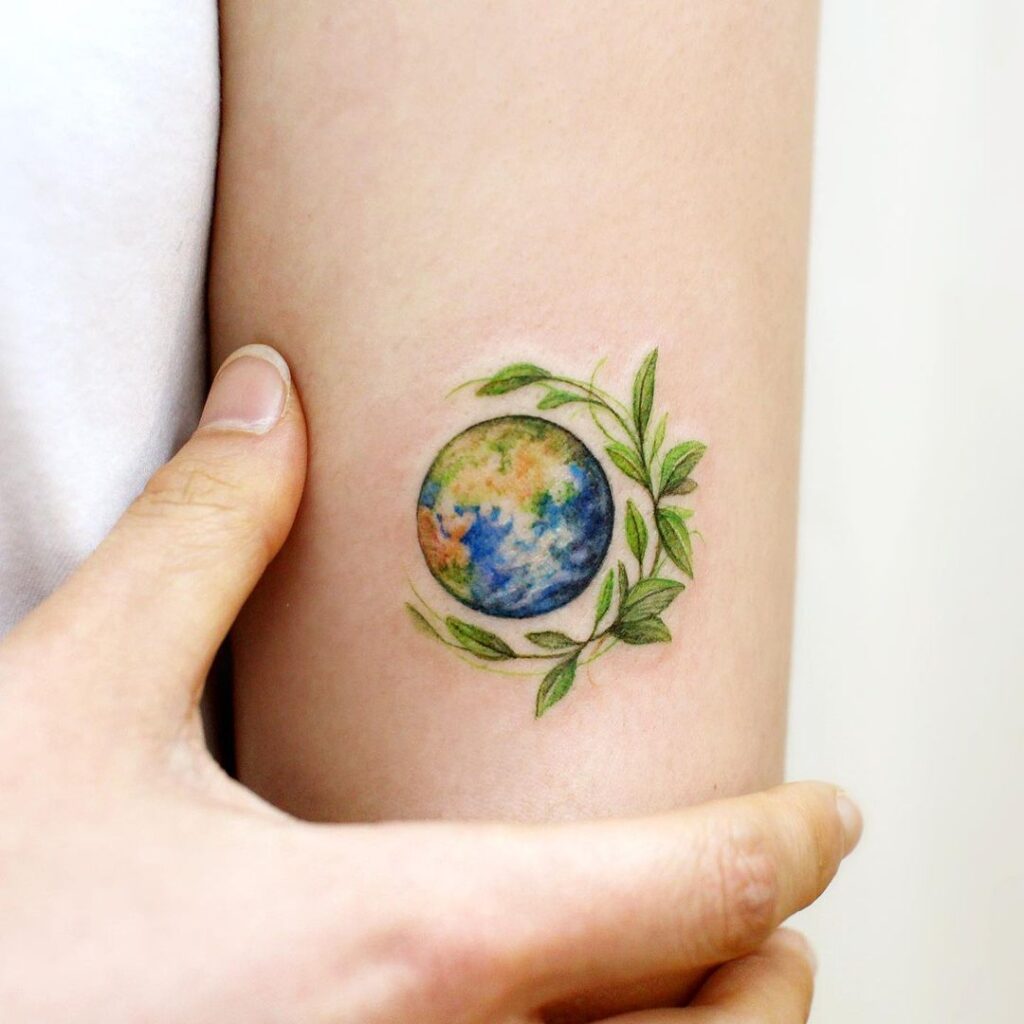 23 ideas de tatuajes de la Tierra para los amantes de nuestro único hogar