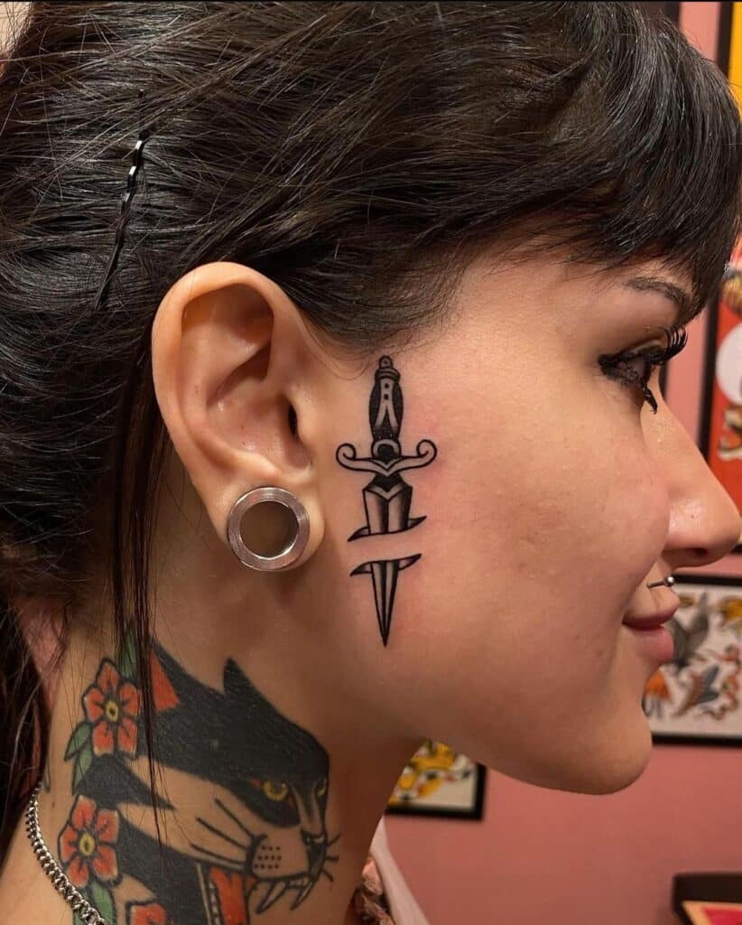 25 Dolch-Tattoos, die Ihre tugendhaften Qualitäten darstellen