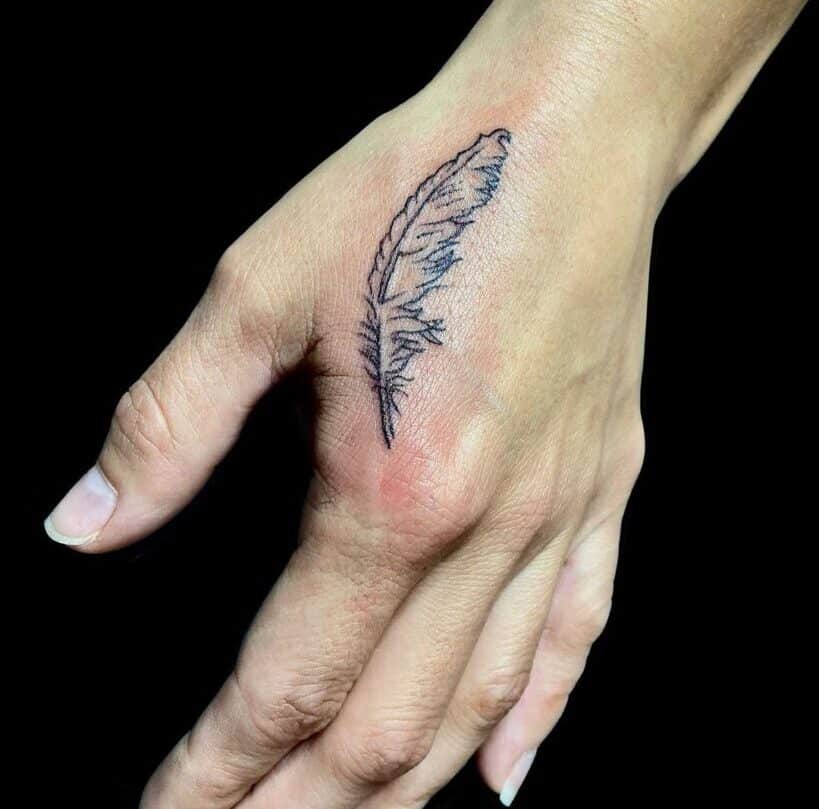 18 Elite Feather On Hand Tattoos : Symboles pratiques de la liberté
