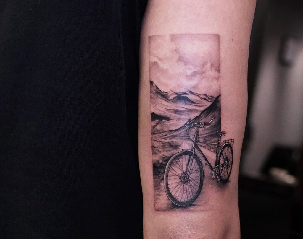 20 atractivas ideas de tatuajes de bicicletas para aficionados al aire libre