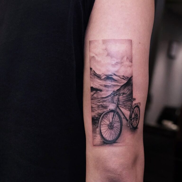 20 atractivas ideas de tatuajes de bicicletas para aficionados al aire libre