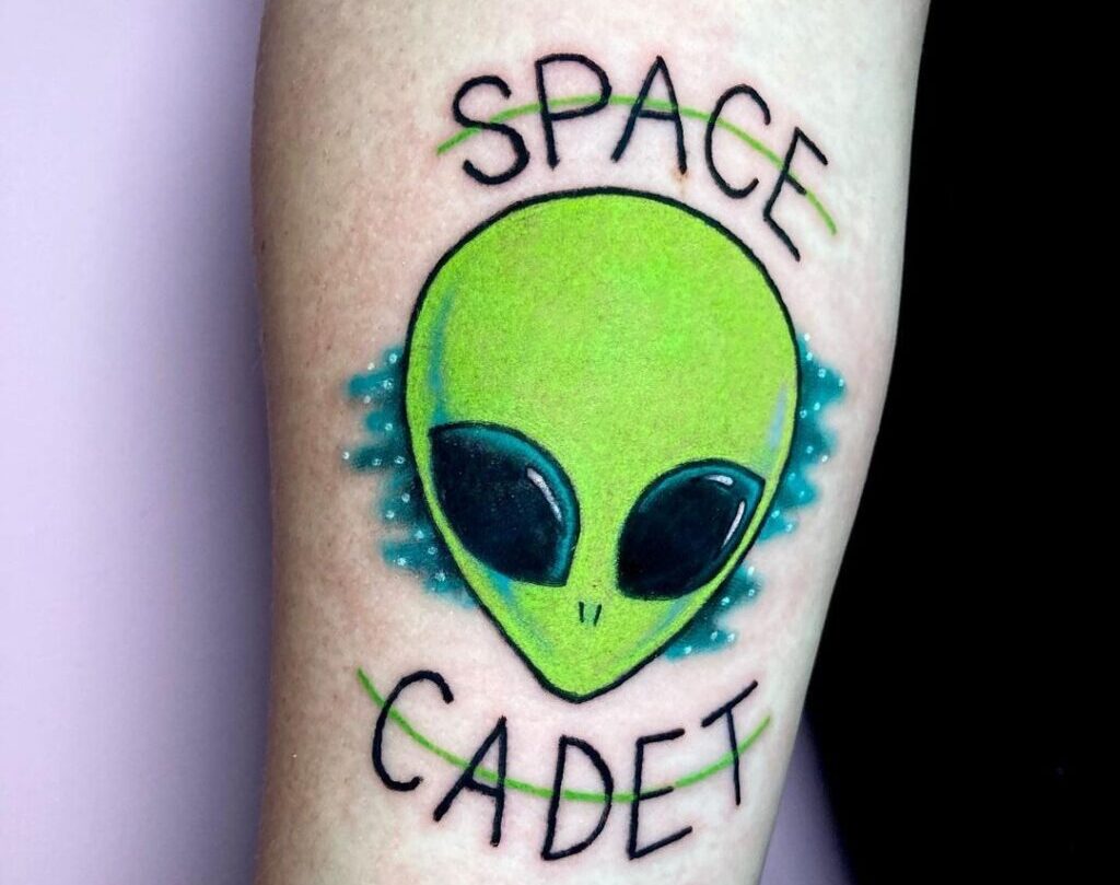 20 ideias cativantes de tatuagens de extraterrestres que ousam ser diferentes