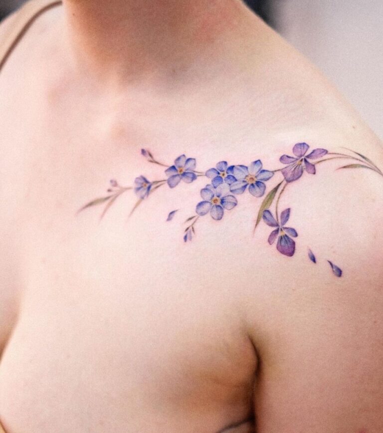 21 Verführerische violette Blumentattoos für einen zarten Ausdruck
